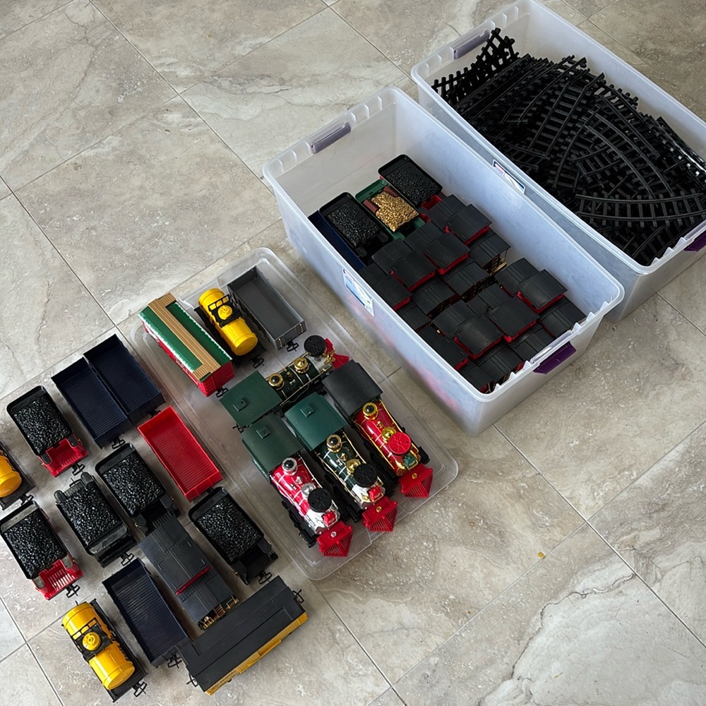 Wireless remote control train bundle
32 pieces + loads of track
Christmas trains